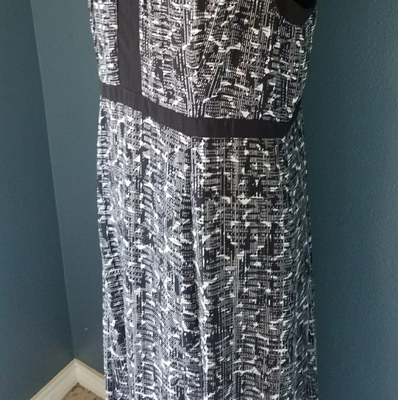 WHBM Maxi Dress in black white graphic print - Picture 4 of 7